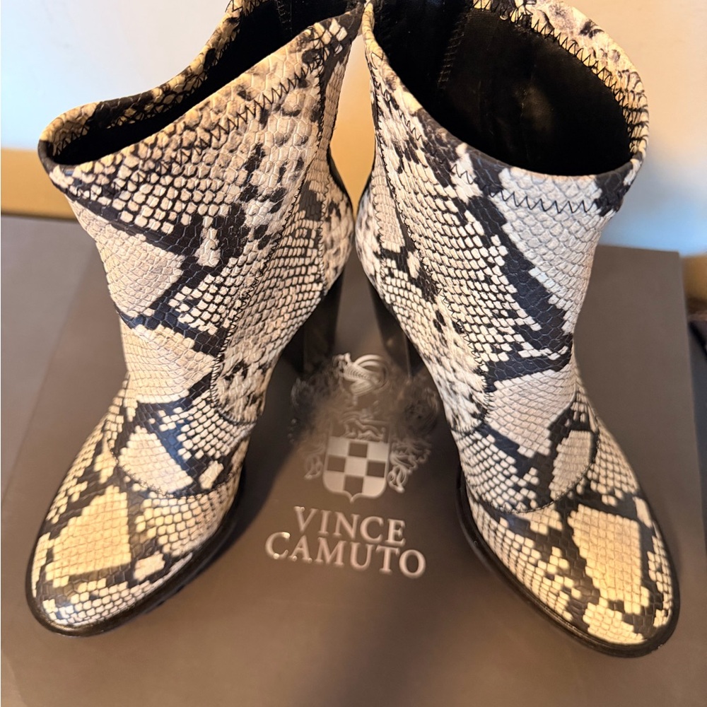 Vince Camuto Erettie Platforms NIB Snake Print Leather 71/2 / 38